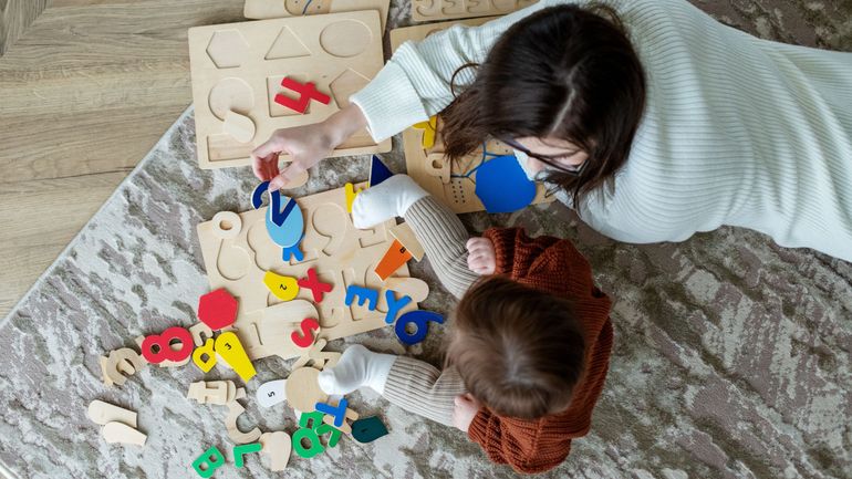 Si vous faites appel à un ou une baby-sitter, il vaut mieux contracter une assurance, et dans certains cas c'est obligatoire