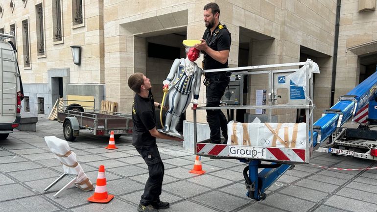 Un Gaulois, un joueur de tam-tam et Charlier à la jambe de bois : les statues du carillon du Mont des Arts bientôt de retour