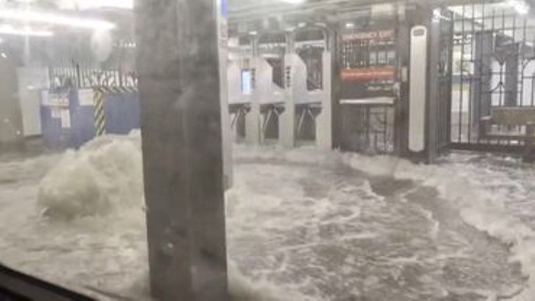 Départs bloqués dans les aéroports, métros perturbés... des pluies torrentielles provoquent des inondations à New York et dans le New Jersey