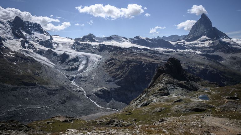 En Suisse, des engin de chantiers creusent un glacier pour préparer la Coupe du monde de ski à Zermatt