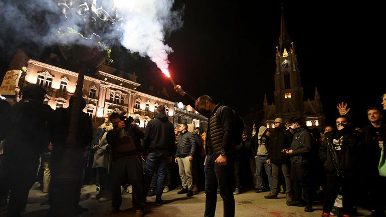 Serbie : des milliers de manifestants à Novi Sad après l'effondrement meurtrier dans une gare qui a fait 14 morts