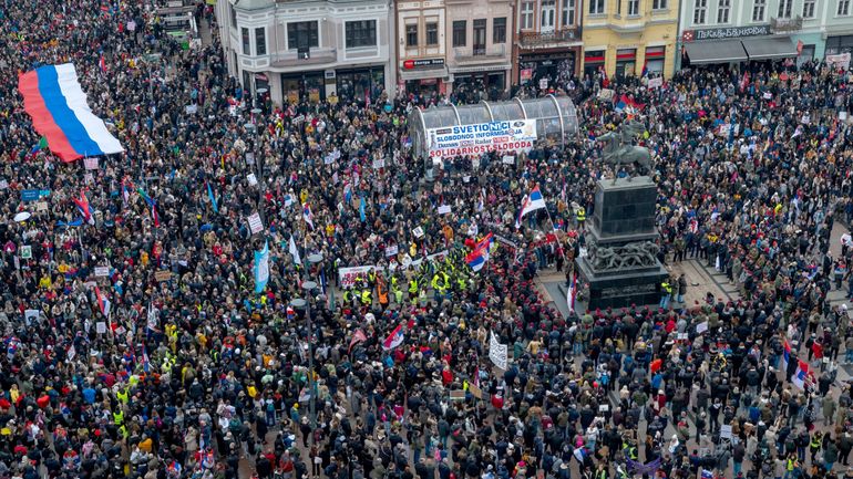 Serbie : des milliers de manifestants défilent à nouveau pour dénoncer la corruption