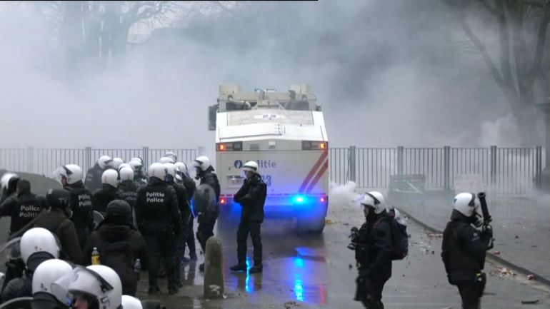 Echauffourées en contrepoint de la manifestation à Bruxelles contre les mesures sanitaires, une soixantaine de personnes arrêtées