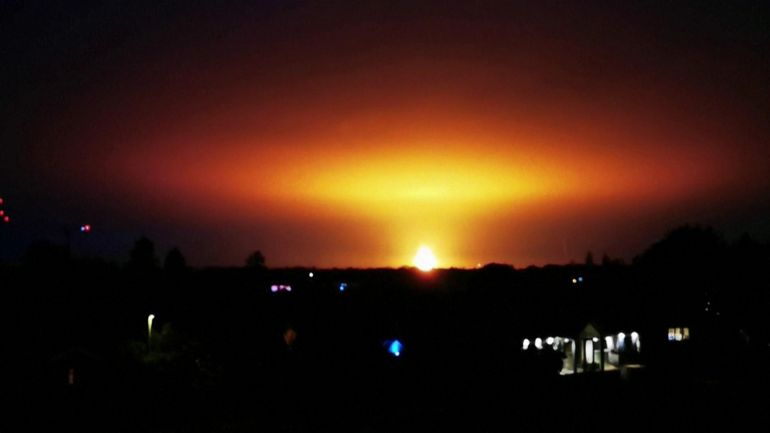Oxfordshire : touchée par la foudre, une usine de recyclage explose et illumine le ciel avec une énorme boule de feu