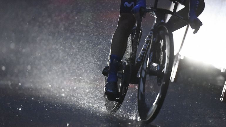 Pluie et chaussées glissantes : la deuxième étape de la Vuelta s'annonce à nouveau très piégeuse pour les coureurs