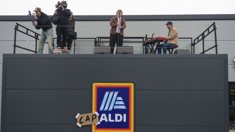 Quand Lewis Capaldi se produit sur le toit d’un supermarché Aldi (vous l’avez ?)