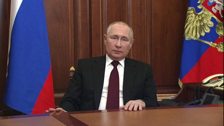 Vladimir Poutine reconnaît l'indépendance des deux régions séparatistes pro-russes en Ukraine et ordonne à son armée d'entrer dans ces territoires
