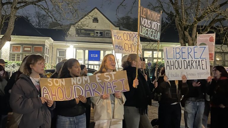 Manifestation de soutien avec l'étudiante Ahou Daryaei devant l'ambassade d'Iran à Bruxelles