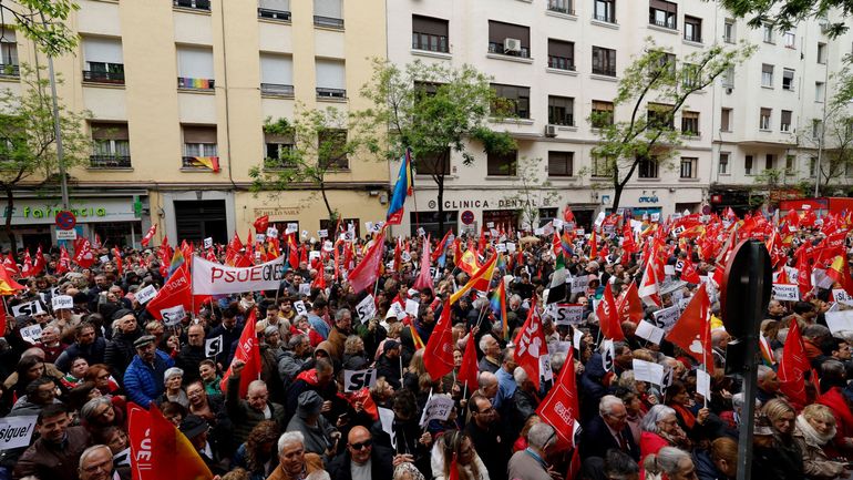 Espagne : des milliers de sympathisants socialistes se mobilisent pour demander à Pedro Sanchez de ne pas démissionner