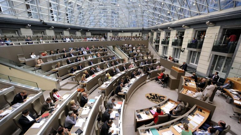 Après la Chambre, le Parlement flamand a aussi des « bonus pension » pour ses députés