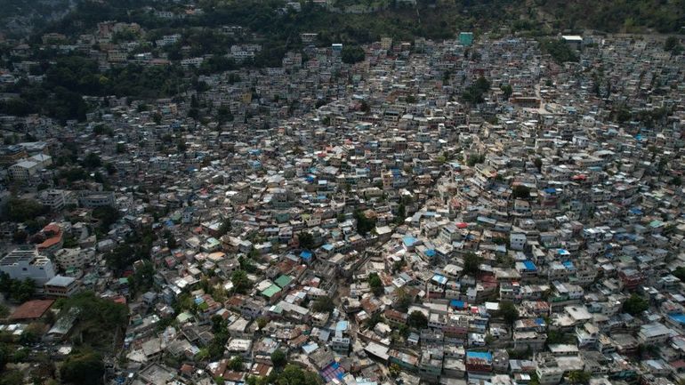 La violence s'accentue à Haïti : gangs et forces de l'ordre s'affrontent, l'aide humanitaire vient à manquer