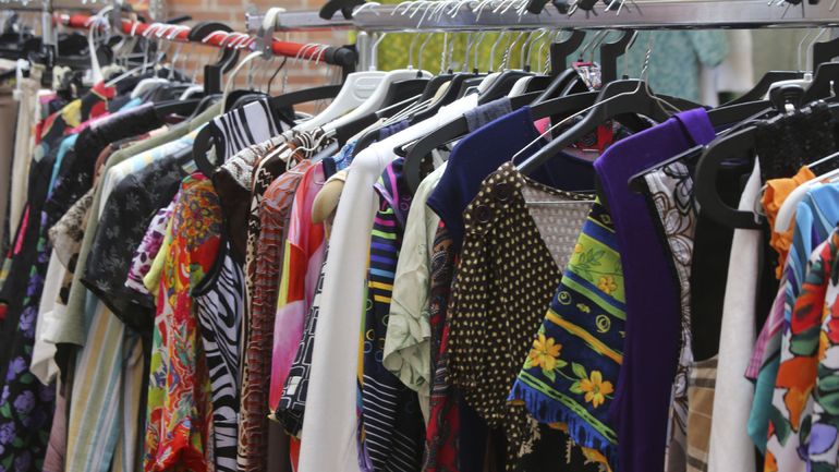 Les vetements au kilo un concept qui fonctionne RTBF Actus