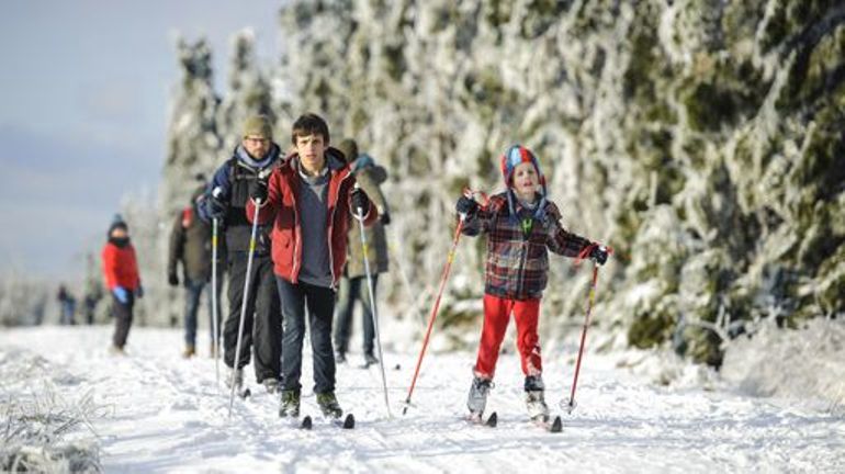 Les pistes de luge et de ski alpin sont ouvertes à Ovifat grâce au canon à neige