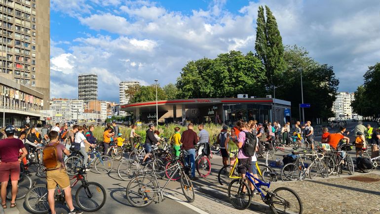 150 cyclistes ont manifesté sur le rond-point des Chiroux à Liège