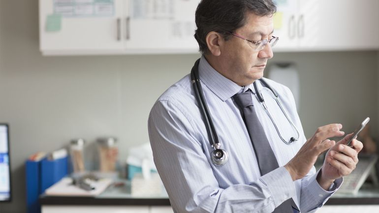 Consultation téléphonique de votre médecin généraliste : Franck Vandenbroucke raccroche temporairement le téléphone