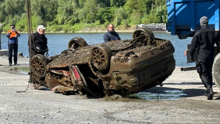 Cinq carcasses d'autos exhumées de la Meuse entre Andenne et Namur