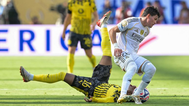 La poisse le poursuit : blessé, Julien Duranville pourrait être absent plusieurs mois avec Dortmund