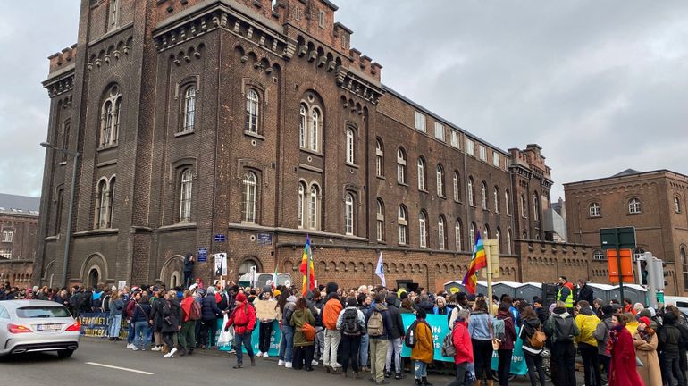 Une chaîne humaine autour du Petit Château à Bruxelles en soutien aux demandeurs d'asile