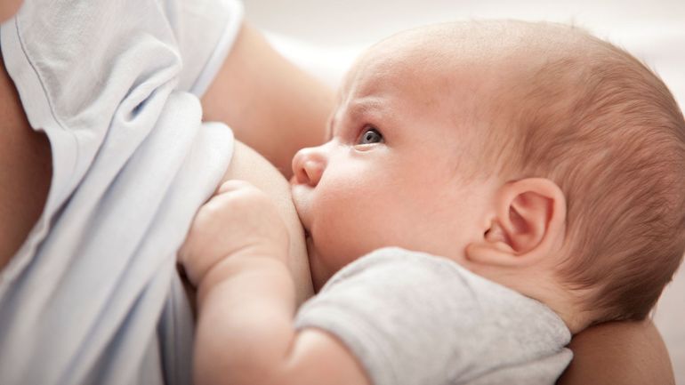 Débat : une maman qui allaite à la piscine, ça vous gêne ?
