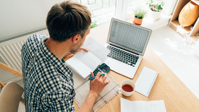 Le salaire de plus de 500.000 employés va augmenter de 3,58% en janvier