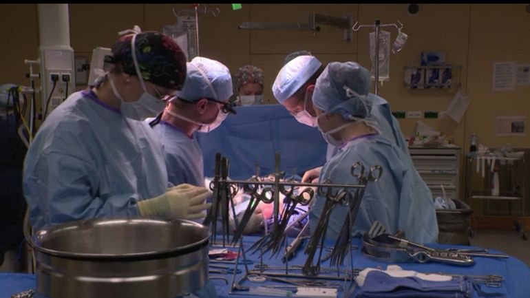 Des patients non-vaccinés en attente de greffe exclus temporairement des listes d'attente dans certains centres de transplantation belges