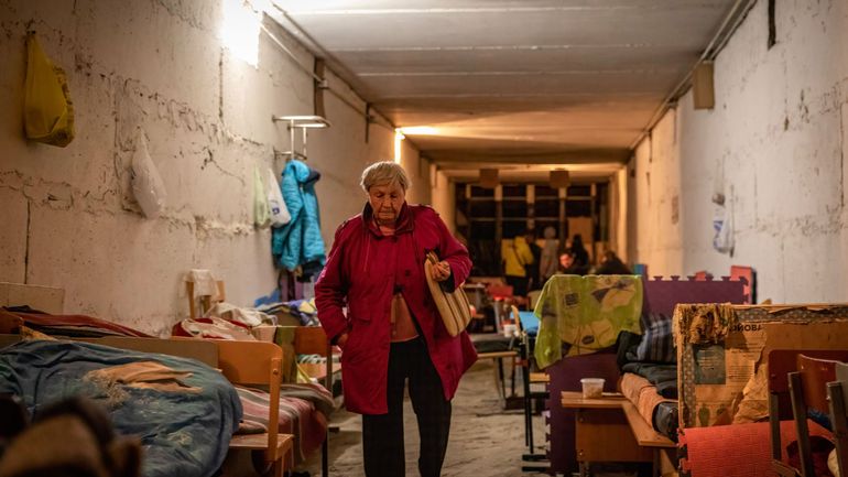 En Ukraine, des pensions distribuées sur la ligne de front en mains propres aux retraités