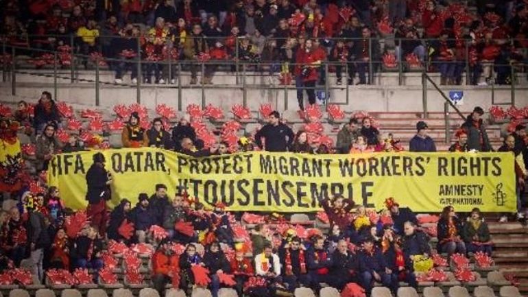 Amnesty déploie des bannières sur la situation au Qatar durant Belgique-Estonie