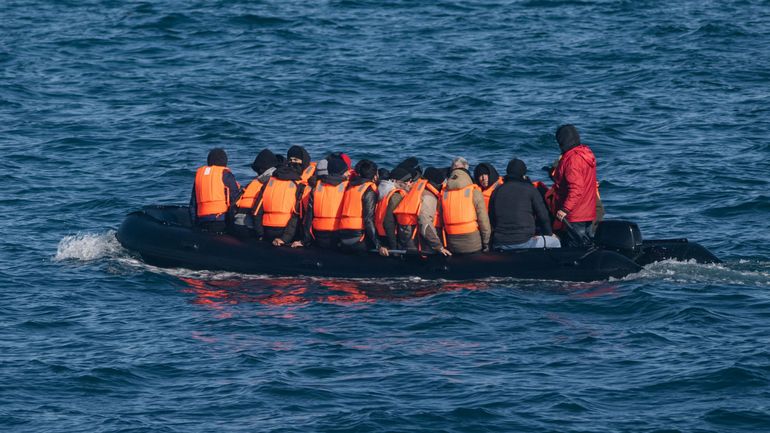 Asile et migration : près de 700 migrants traversent la Manche sur de petites embarcations en une journée