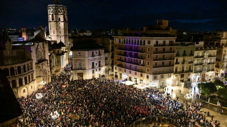 Espagne : 25.000 manifestants défilent à Valence pour dénoncer la gestion des inondations