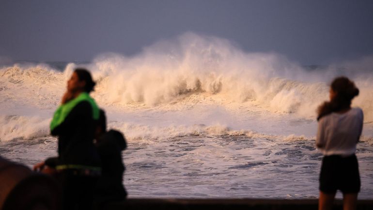 Le cyclone Batsirai longe l'île de la Réunion en alerte rouge, déjà 12 blessés