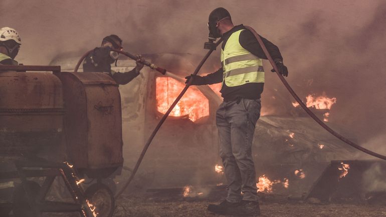 Incendies en Grèce : les pompiers poursuivent leur lutte contre les flammes