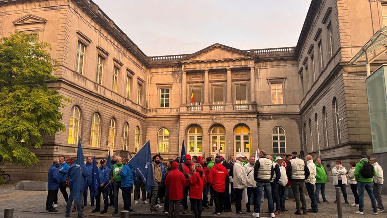 "C’est un taudis" : des policiers manifestent à Mons pour dénoncer l’état du Palais de Justice