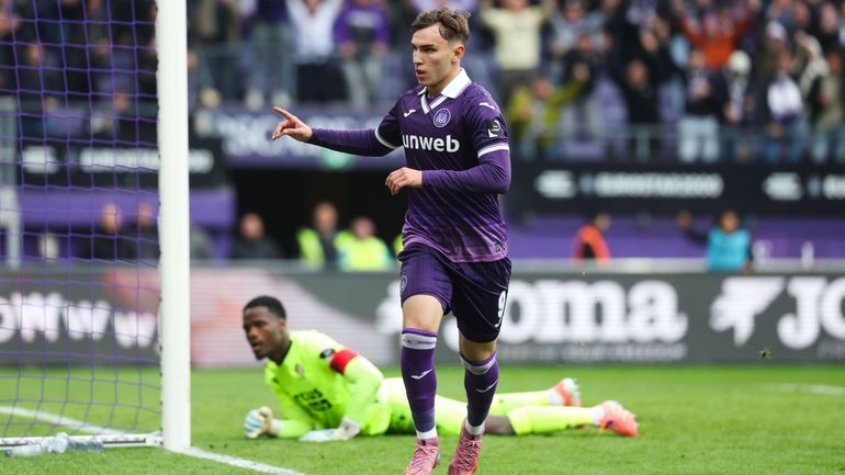Anderlecht remporte un Clasico brouillon, le Standard se réveille bien trop tard