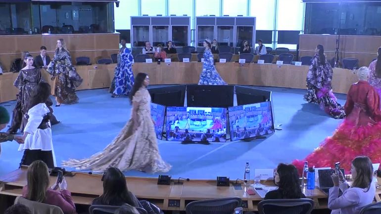Un défilé de mode organisé au Parlement européen pour sensibiliser au travail forcé