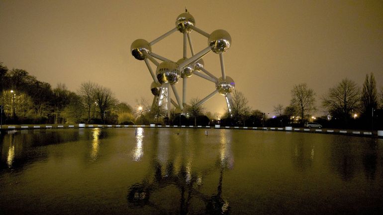 L'Atomium et la Grand-Place dans l'obscurité à l'occasion de la Earth Hour du WWF