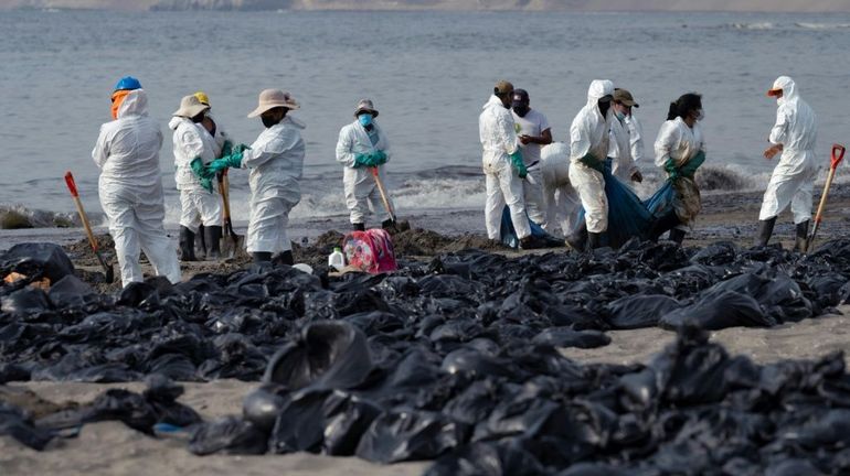 Au Pérou, les vacanciers ont déserté les plages souillées de pétrole