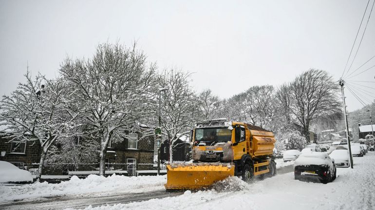 Les fortes chutes de neige en Europe du nord perturbent le trafic aérien