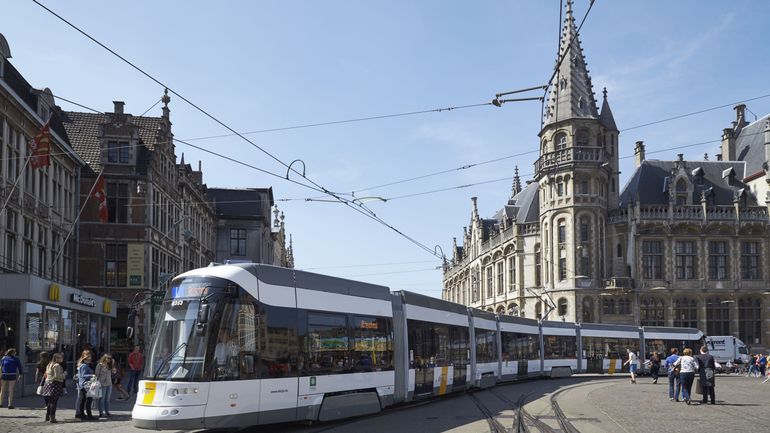 Du caoutchouc dans les rails du futur tram liégeois pour éviter les accidents de vélos ? Des tests en cours à Gand