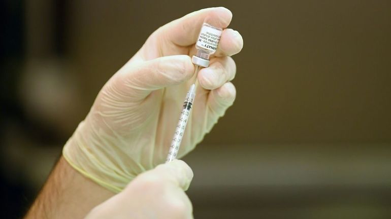 Coronavirus en France: un centre de vaccination vandalisé et 500 doses détruites près de Toulouse