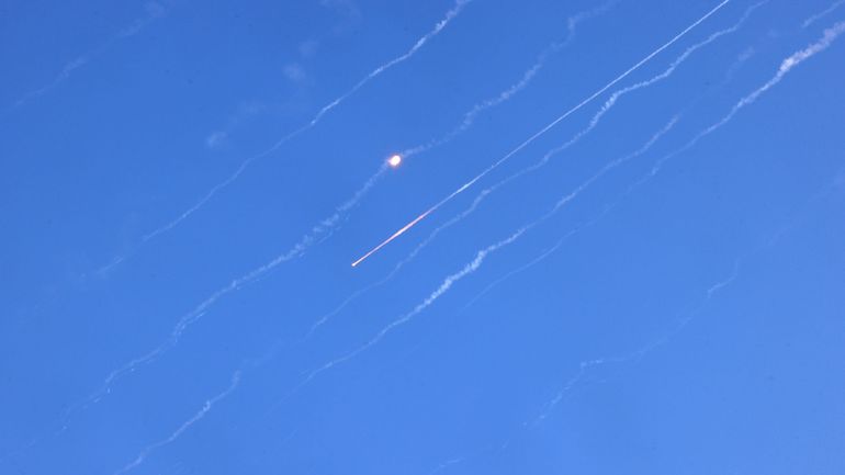 Guerre au Proche-Orient : alertes anti-aériennes en Israël après des tirs de missiles depuis l'Iran, Israël dit avoir frappé un centre de recherche militaire à Téhéran