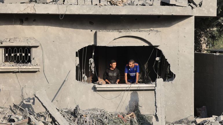 Guerre Israël-Gaza : un convoi humanitaire entre de nouveau dans Gaza via Rafah, Macron se rendra en Israël mardi (revoir notre direct)