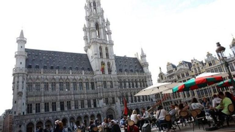 La Grand Place de Bruxelles illuminée aux couleurs de l'Europe, à un mois des élections