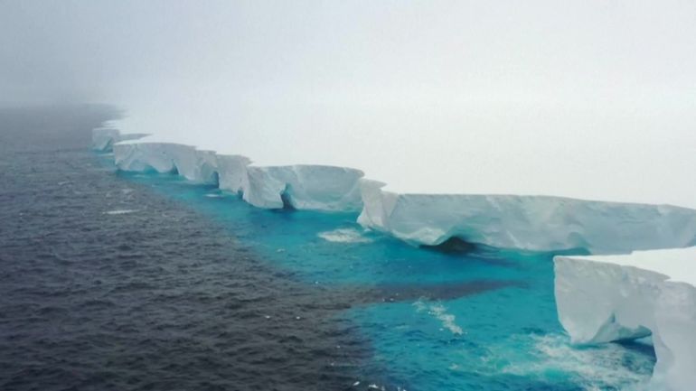 Le plus grand iceberg du monde qui avait commencé à dériver se retrouve soudainement coincé par des forts courants marins