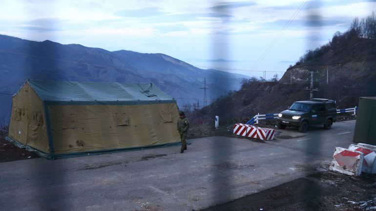 Les soldats russes ont démantelé leurs postes d'observation sur le front au Haut-Karabakh