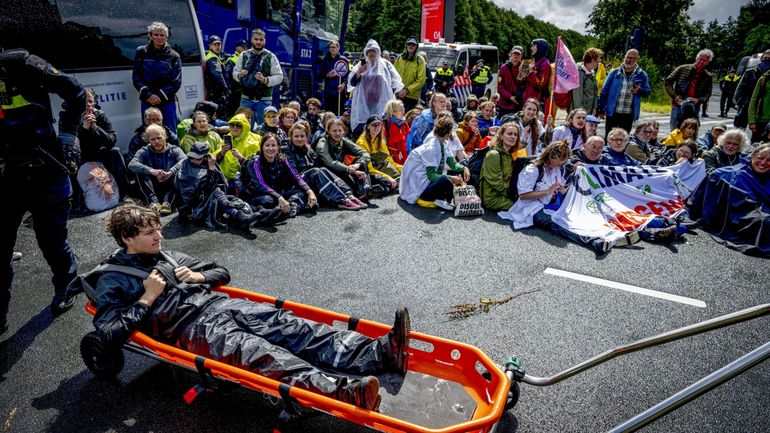 Pays-Bas : la police utilise des canons à eau pour déloger des activistes pour le climat d'Extinction Rebellion qui bloquaient une autoroute