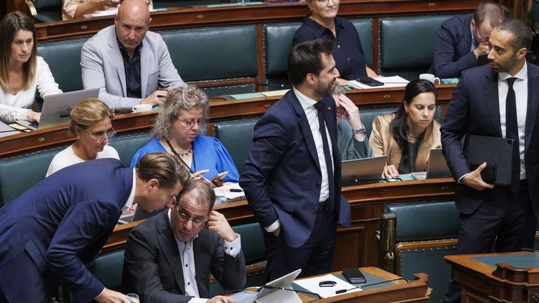 Loi-programme consacrée à la réforme du chômage : l'opposition obtient le report des débats, la majorité hurle