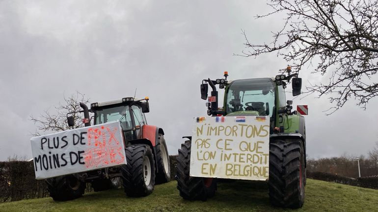 Colère du monde agricole : plusieurs tracteurs bloquent la circulation des automobilistes à Couillet