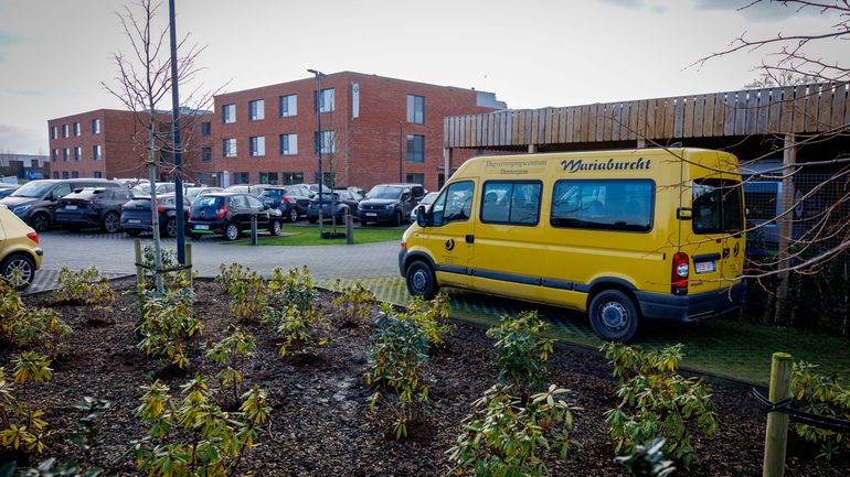 L'homme de 90 ans qui a attaqué trois personnes dans un home de Dentergem placé sous mandat d'arrêt