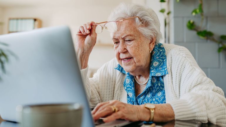 Fracture numérique : un tiers des personnes de plus de 74 ans n'a jamais été sur internet, selon Statbel