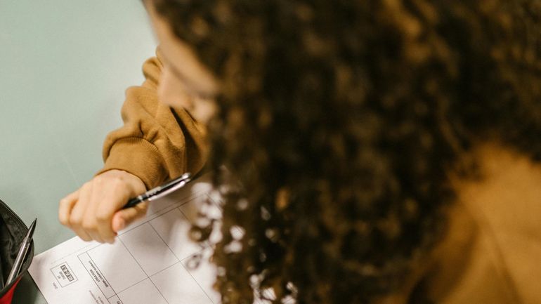 Faut-il en finir avec les examens de juin ? Certaines écoles en dispensent les élèves